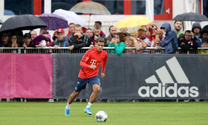 Takmer dvetisíc fanúšikov Bayernu si prišlo v daždi pozrieť Coutinha