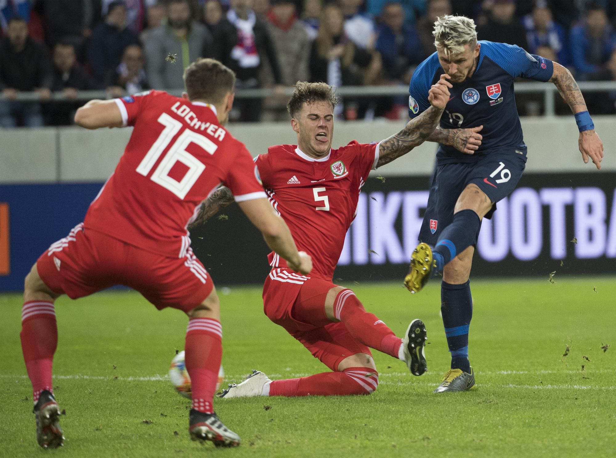 Juraj Kucka zakončuje v zápase Slovensko - Wales