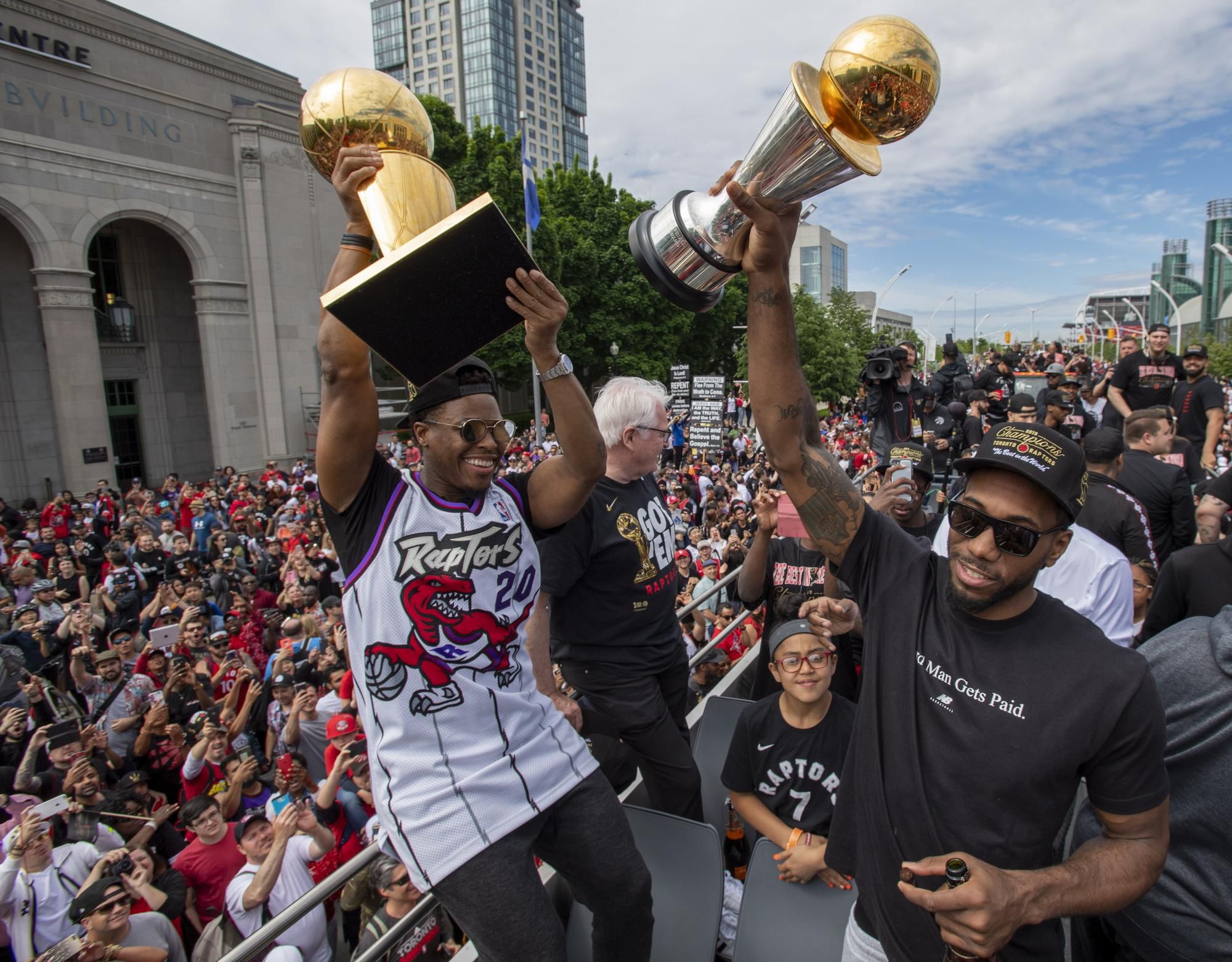 Basketbalisti Toronta Raptors s trofejou.