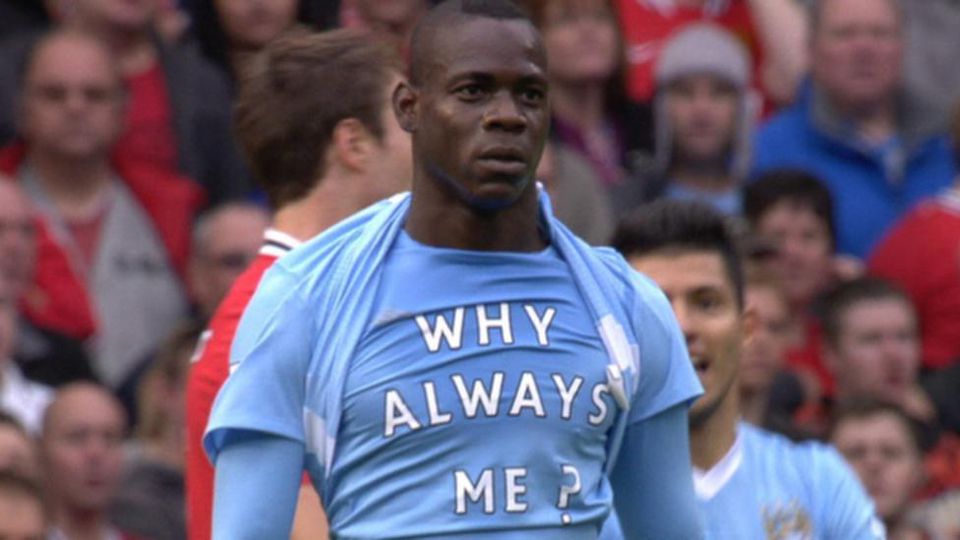 Mario Balotelli s tričkom, na ktorom má nápis: "Prečo vždy len ja?"
