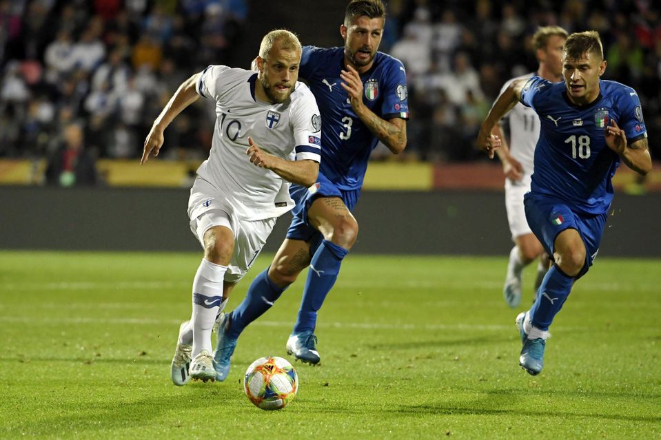 Fín Teemu Pukki v zápase s Talianskom.