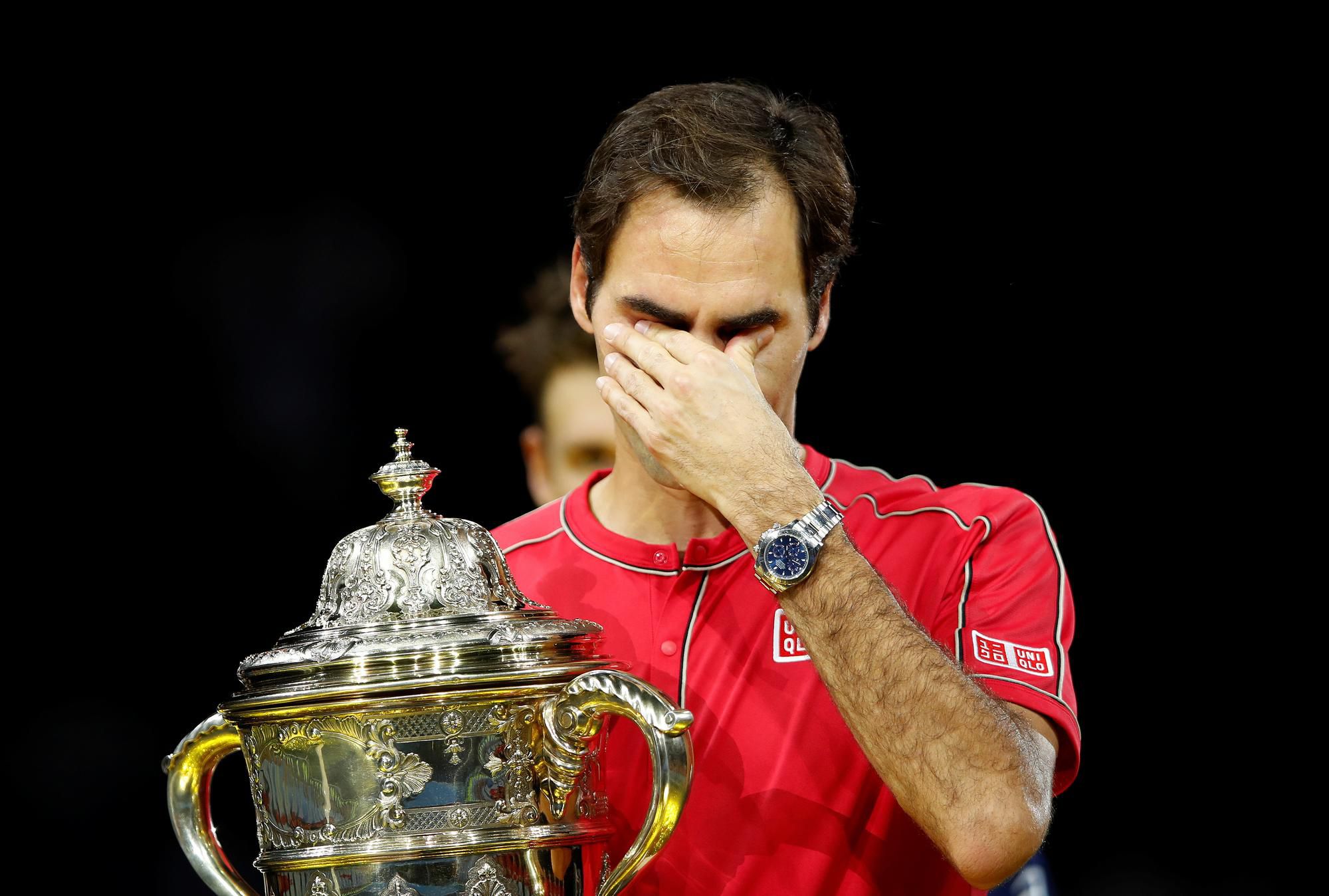 Roger Federer s trofejou v Bazileji
