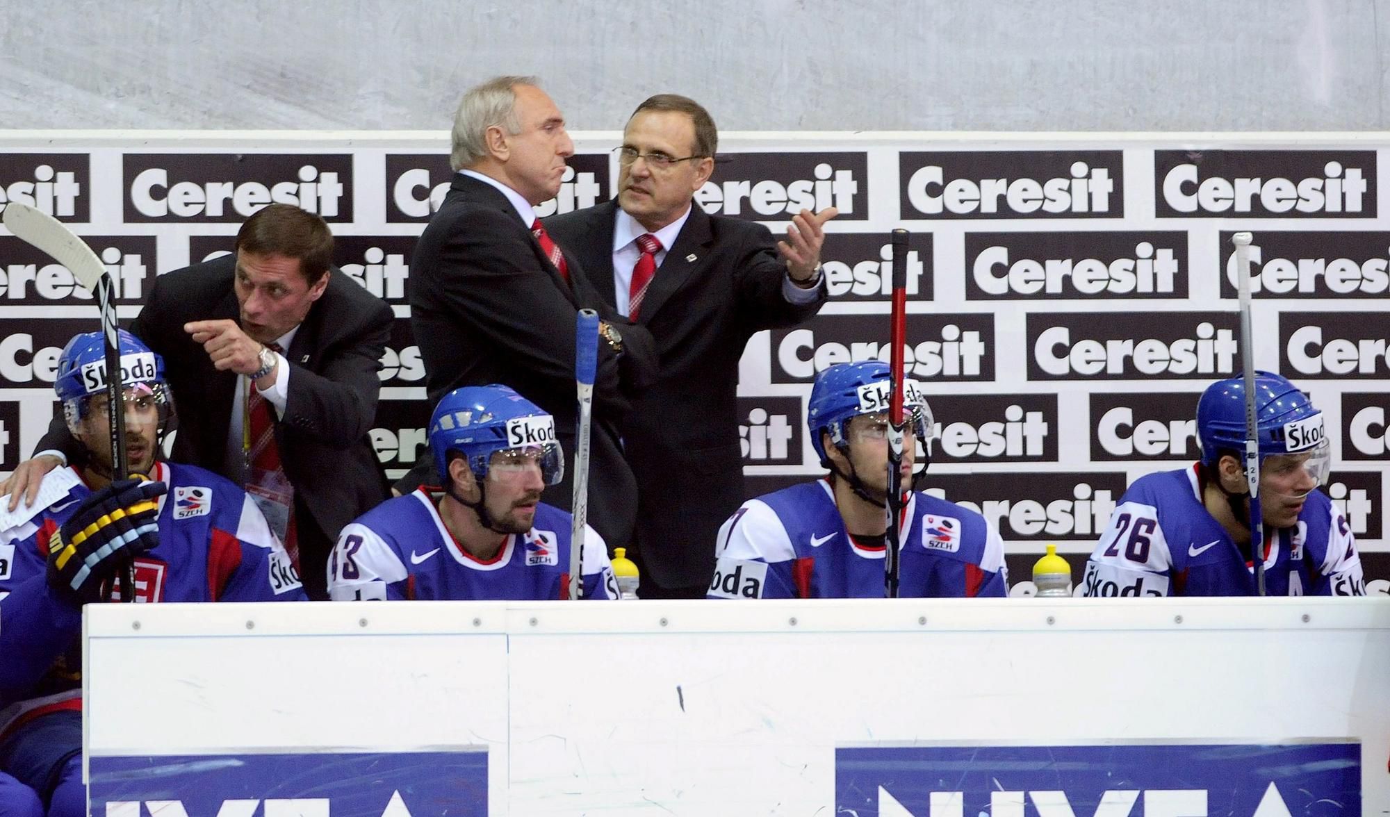 František Hossa ako asistent reprezentačného trénera Jána Filca (2009).