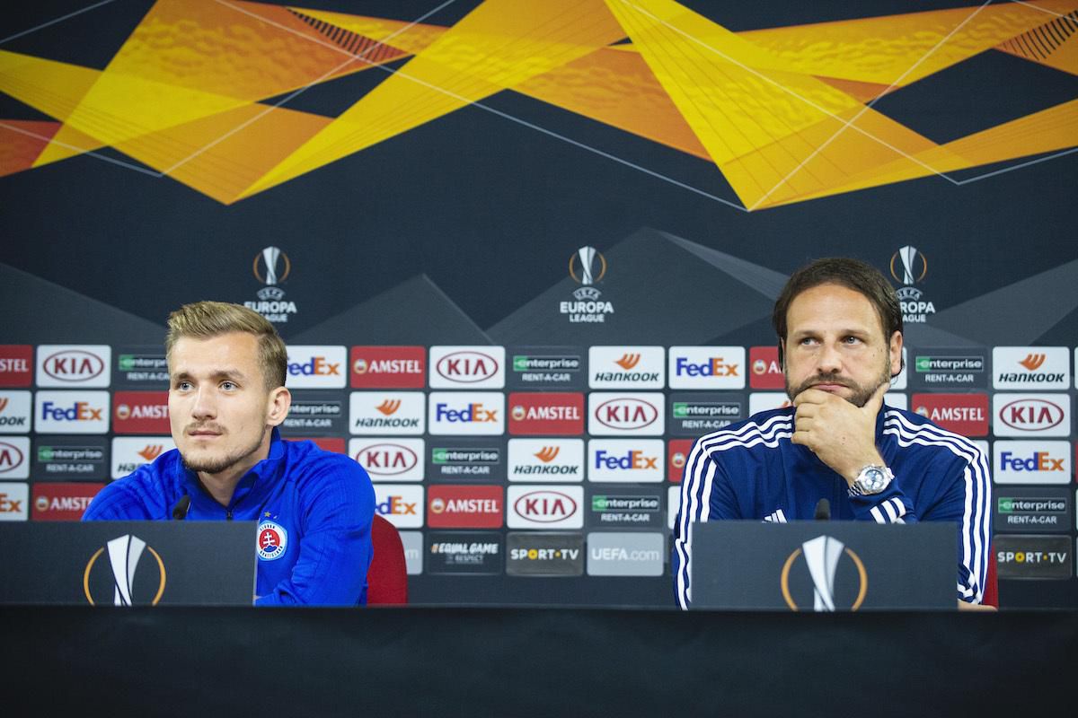 Zľava futbalista ŠK Slovan Bratislava Jurij Medveděv a tréner Slovana Ján Kozák ml. počas tlačovej konferencie.