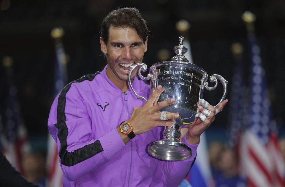 Rafael Nadal sa teší zo zisku 19. grandlsamového titulu.