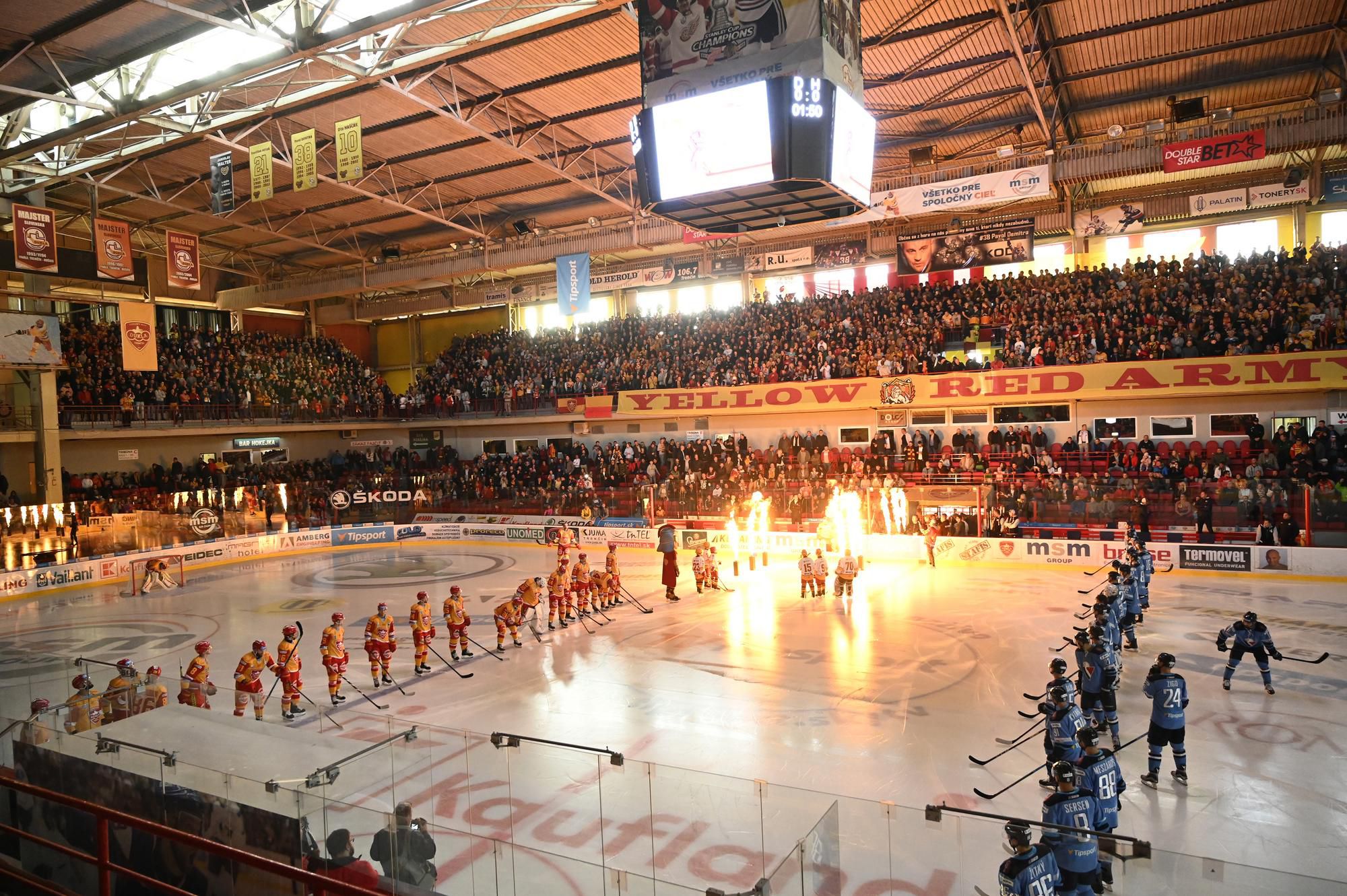 Slávnostný nástup hráčov na ľad v zápase 4. kola Tipsport Ligy v hokeji HK Dukla Trenčín - HC Slovan Bratislava.