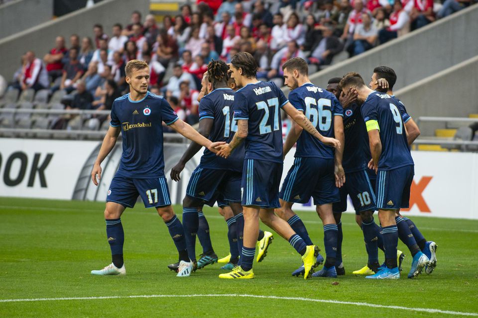 Háči ŠK Slovan Bratislava oslavujú vyrovnávajúci gól.
