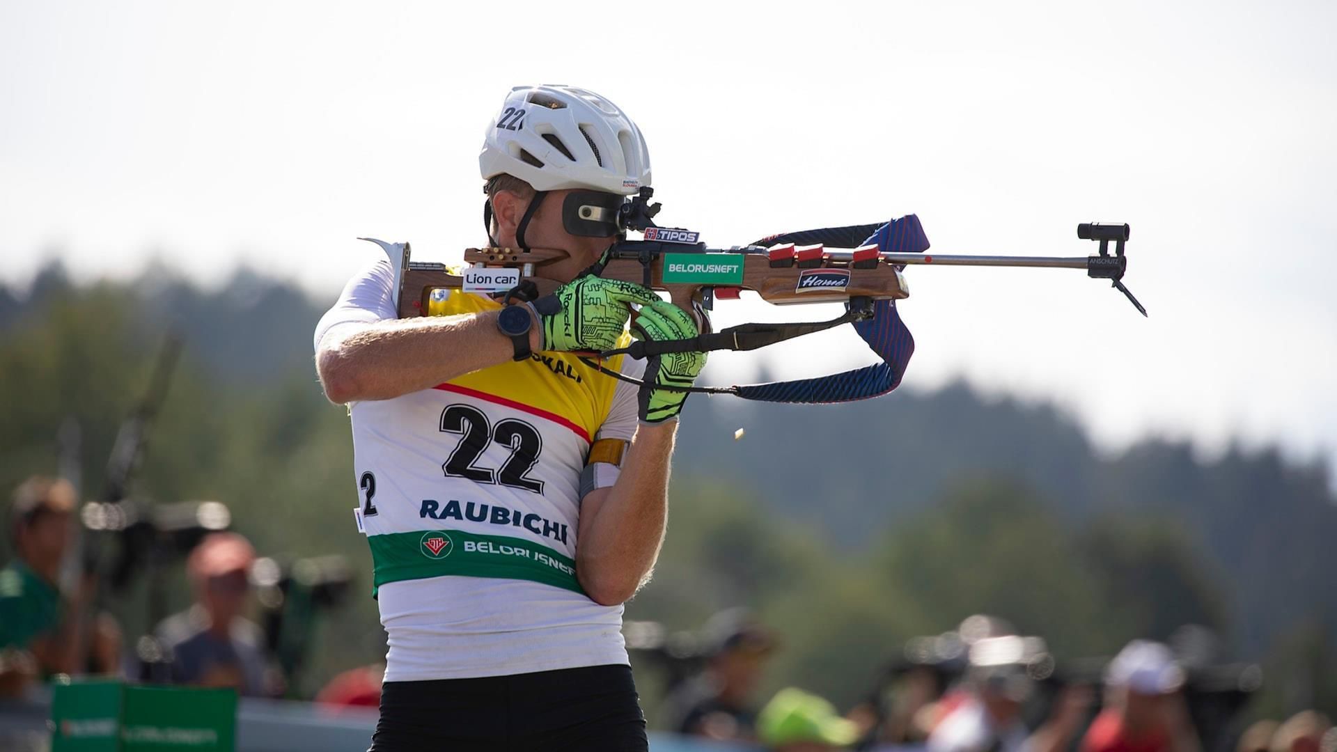 Martin Otčenáš počas streľby v letnom biatlone.