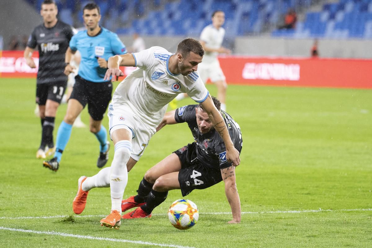 Aleksandar Čavrič (Slovan) a vpravo Andy Boyle (Dundalk).