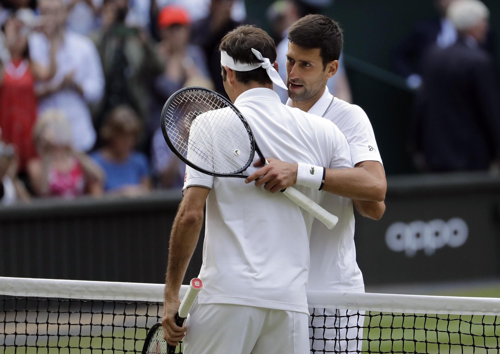 Novak Djokovič a Roger Federer po finále Wimbledonu.