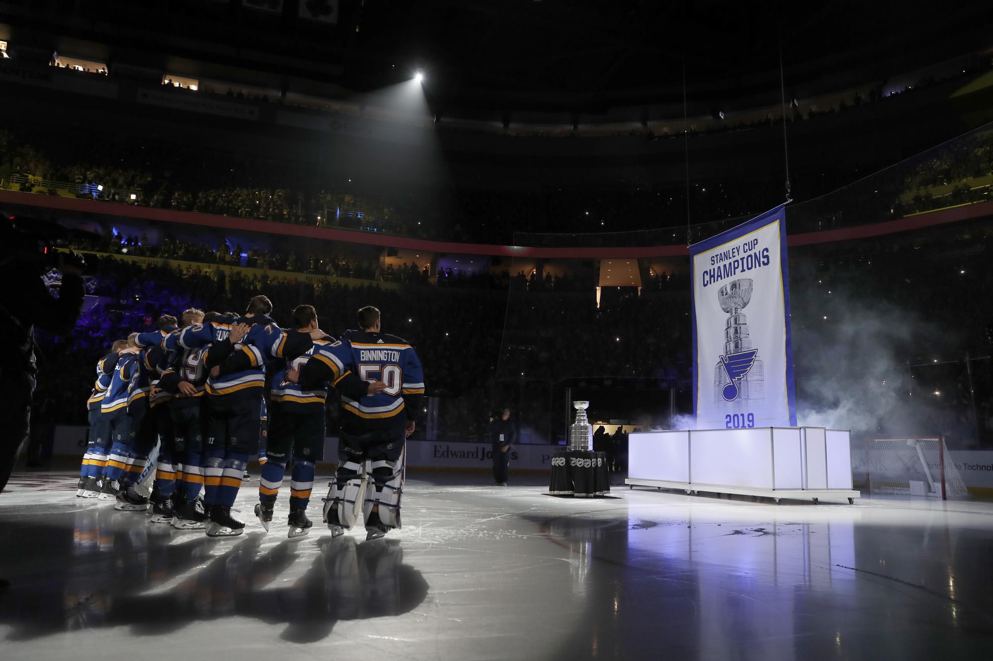 V St. Louis vyvesili pod strop haly Enterprise Center majstrovskú vlajku pripomínajúcu zisk ich prvého Stanleyho pohára