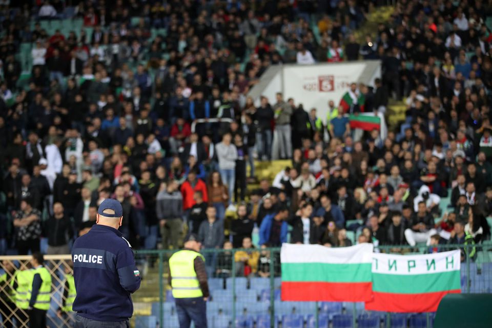Fanúšikovia Bulharska počas zápasu s Anglickom