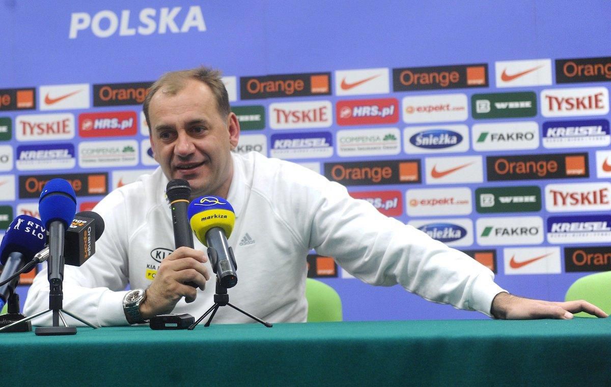 Dojatý tréner slovenskej futbalovej reprezentácie Vladimír Weiss na TK  po víťaznom zápase s Poľskom v Chorzówe.