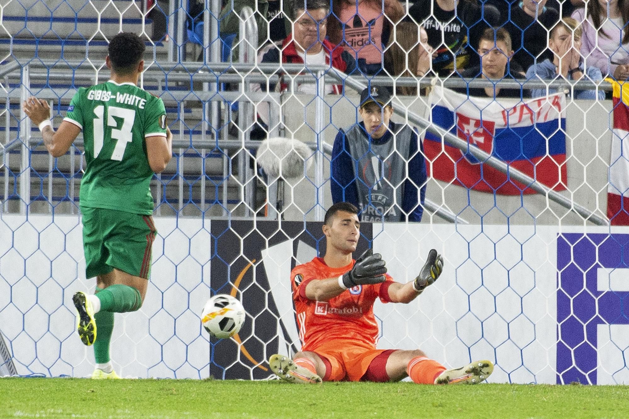 Brankár Slovana Bratislava Dominik Greif inkasuje gól.