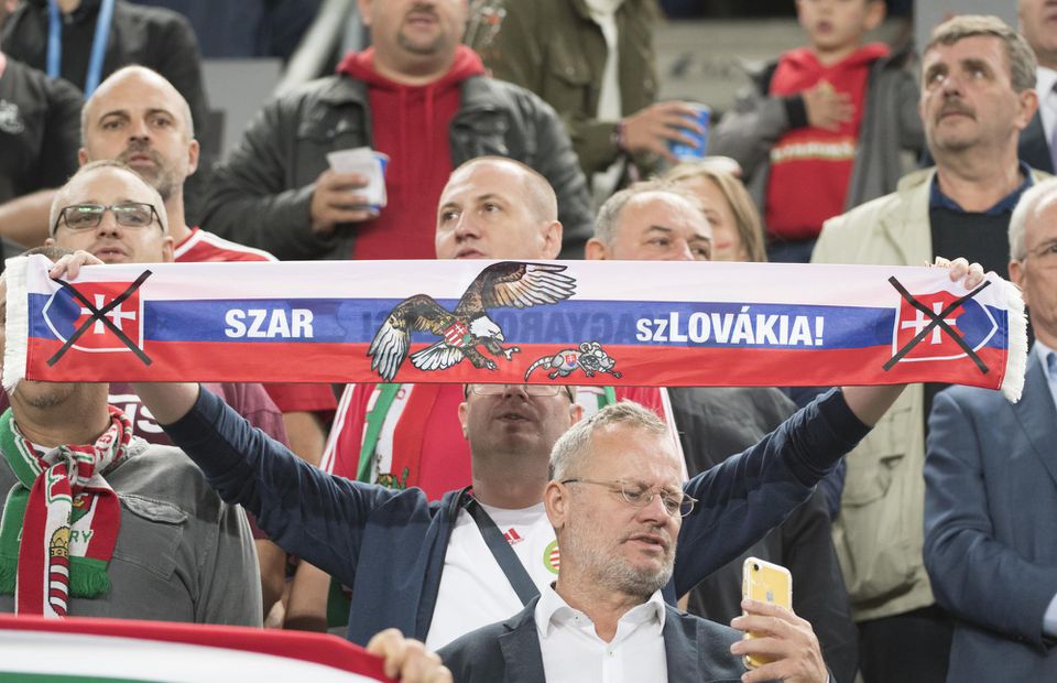 Hanlivý šál na adresu Slovenska v rukách fanúšika Maďarska