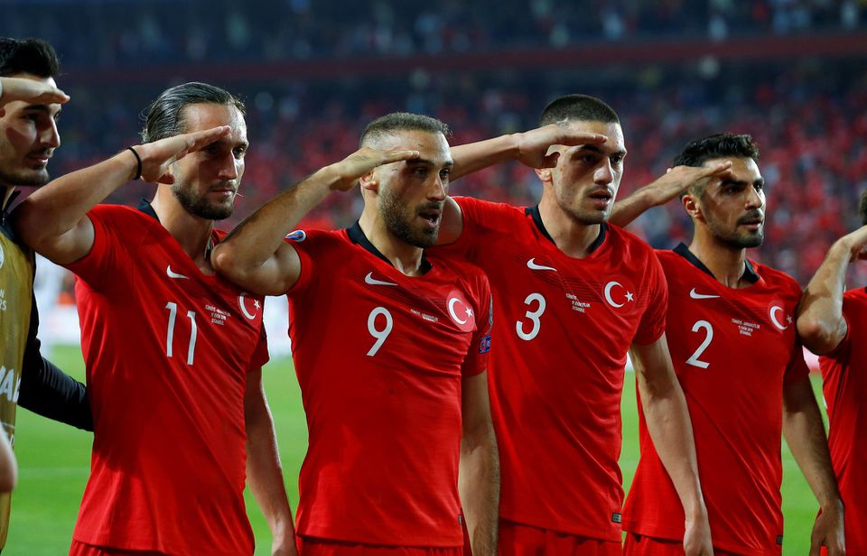 Tureckí futbalisti salutujú po zápase s Albánskom