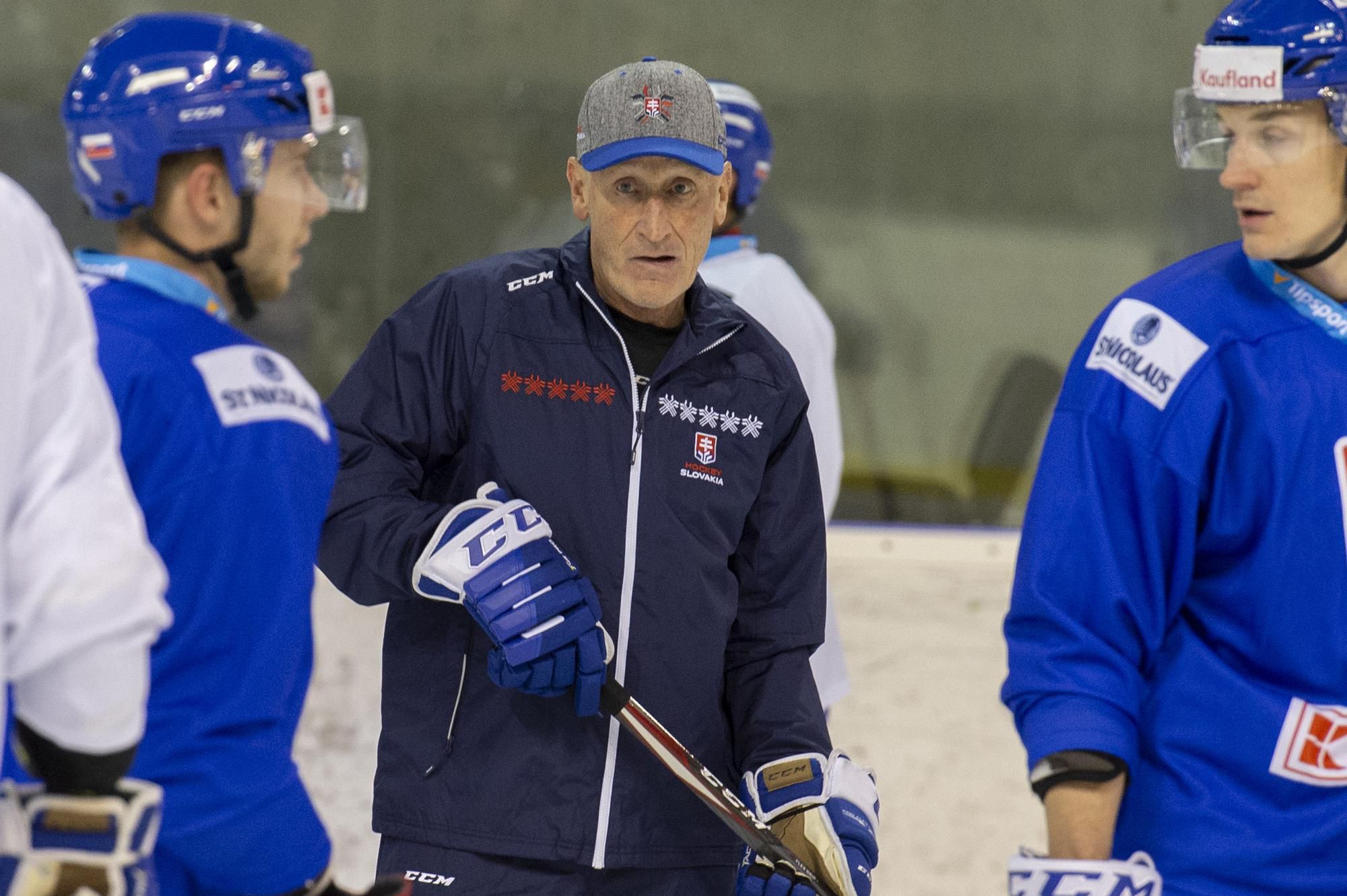 Tréner slovenskej hokejovej reprezentácie Craig Ramsay počas tréningu.