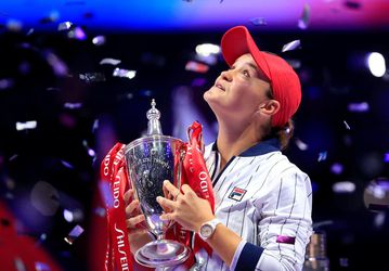 WTA Finals: Svitolinová neobhájila minuloročný triumf, vo finále hladko podľahla Bartyovej
