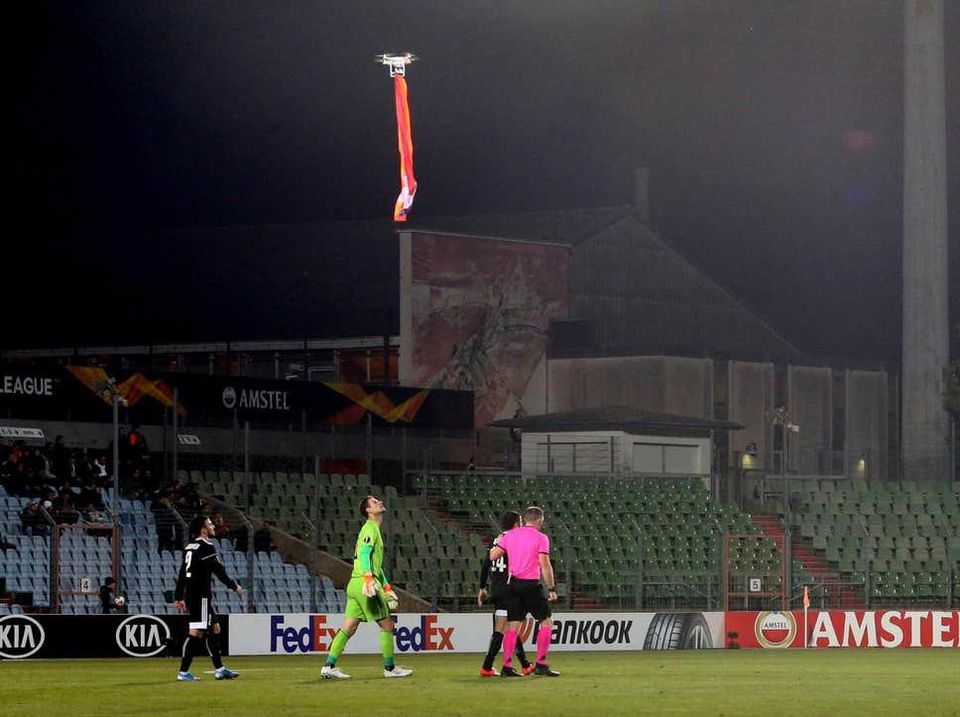 Vlajka Náhorného Karabachu počas zápasu Európskej ligy