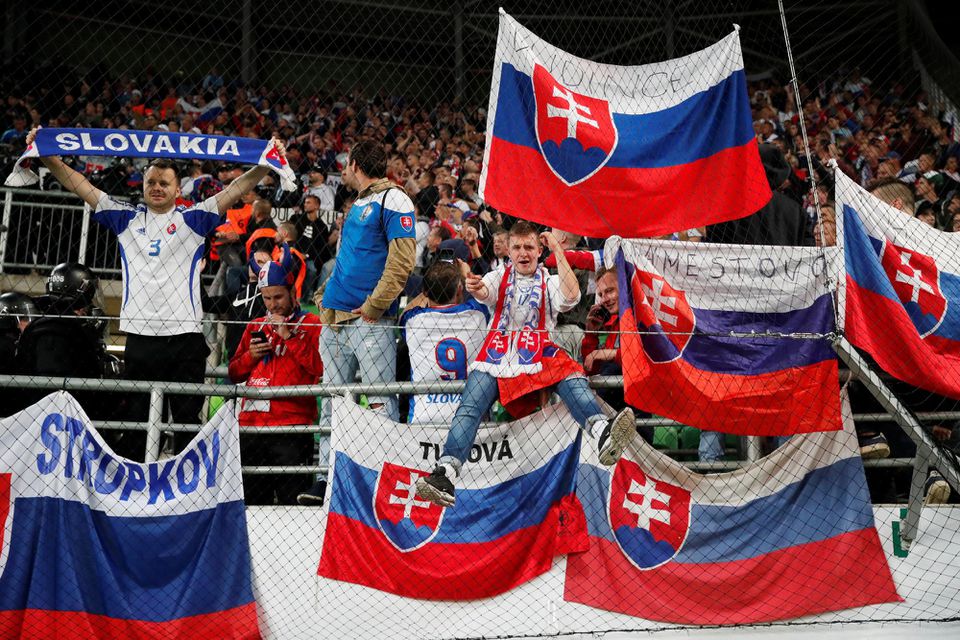 Slovenskí futbaloví fanúšikovia.