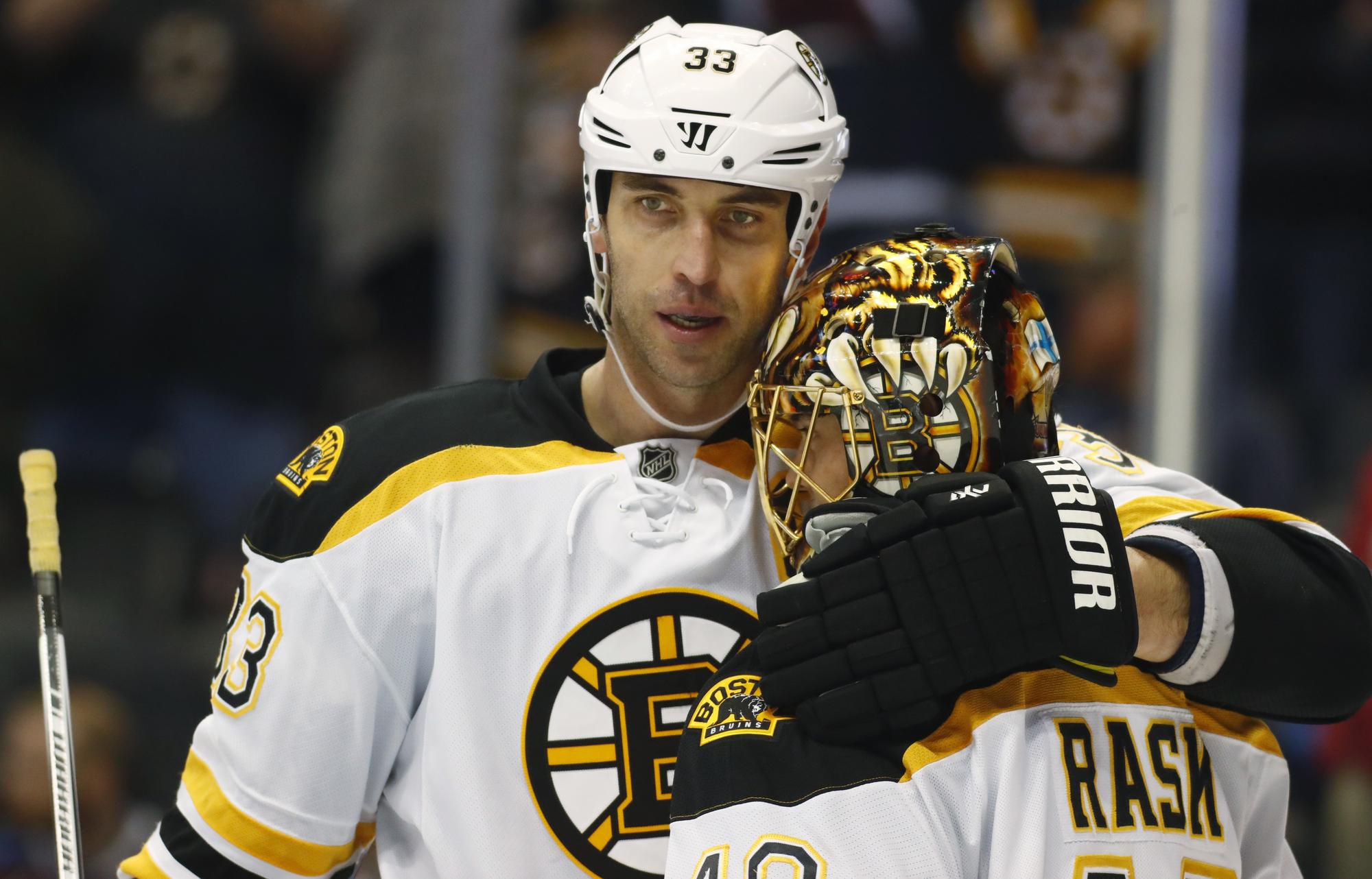 Zdeno Chára z Bostonu Bruins gratuluje brankárovi Tuukkovi Raskovi