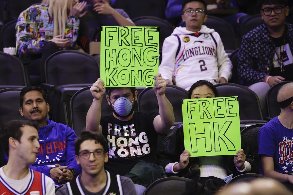 Fanúšika Philadelphie počas duelu v Číne vykázali pre podporu Hongkongu.