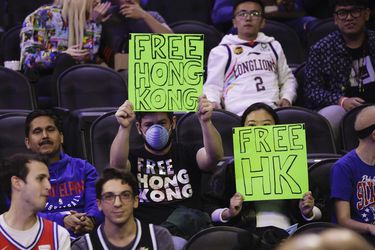 NBA: Fanúšika Philadelphie počas duelu v Číne vykázali pre podporu Hongkongu