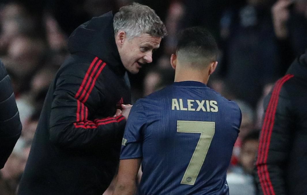 Tréner futbalistov Manchestru United Ole Gunnar Solskjaer a jeho zverenec Alexis Sanchez.