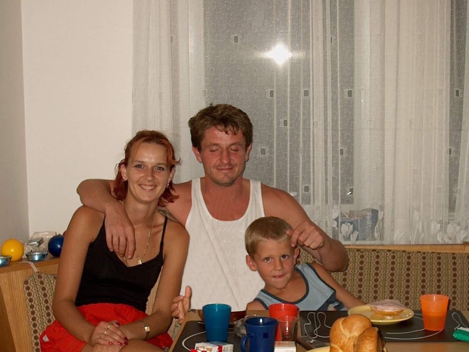 Malý Denis Vavro s rodičmi
