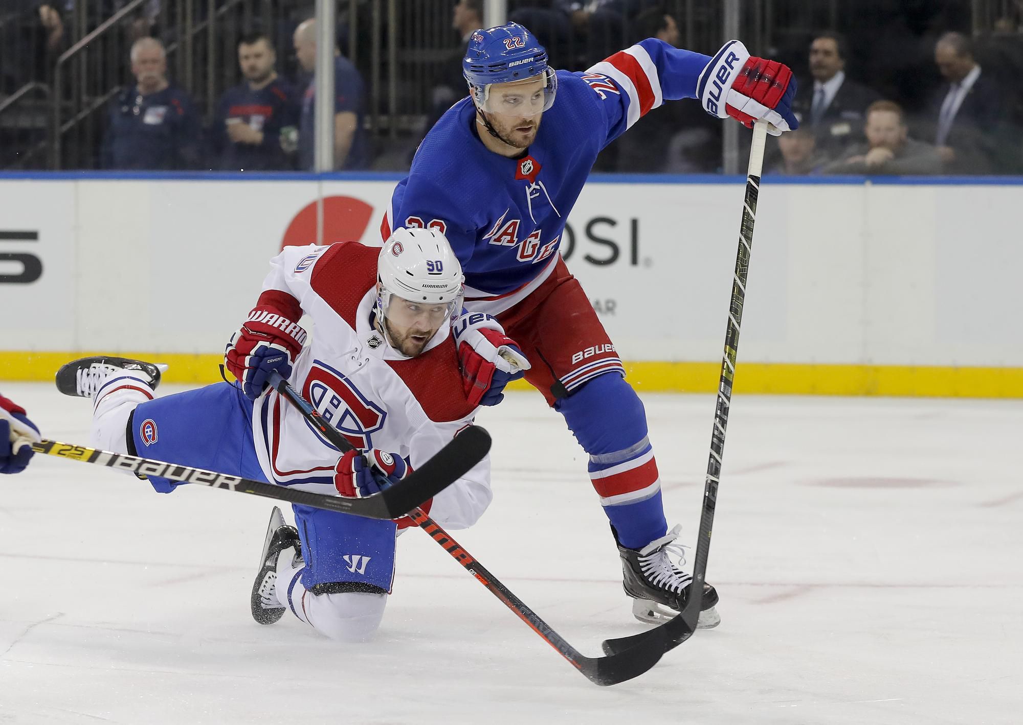 Kevin Shattenkirk (NYR) v súboji s Tomášom Tatarom.