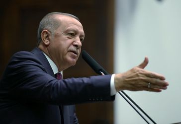 Erdogan kritizuje UEFA za vyšetrovanie Turkov, ktorí salutovali počas zápasov