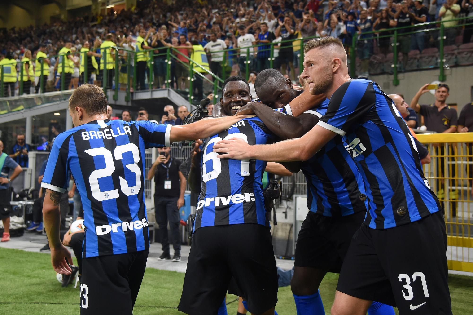 Milan Škriniar oslavuje so spoluhráčmi z Interu Miláno