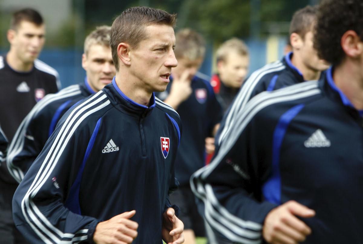 Slovenský futbalový reprezentant Marek Mintál (tretí zľava) počas tréningu slovenského mužstva.
