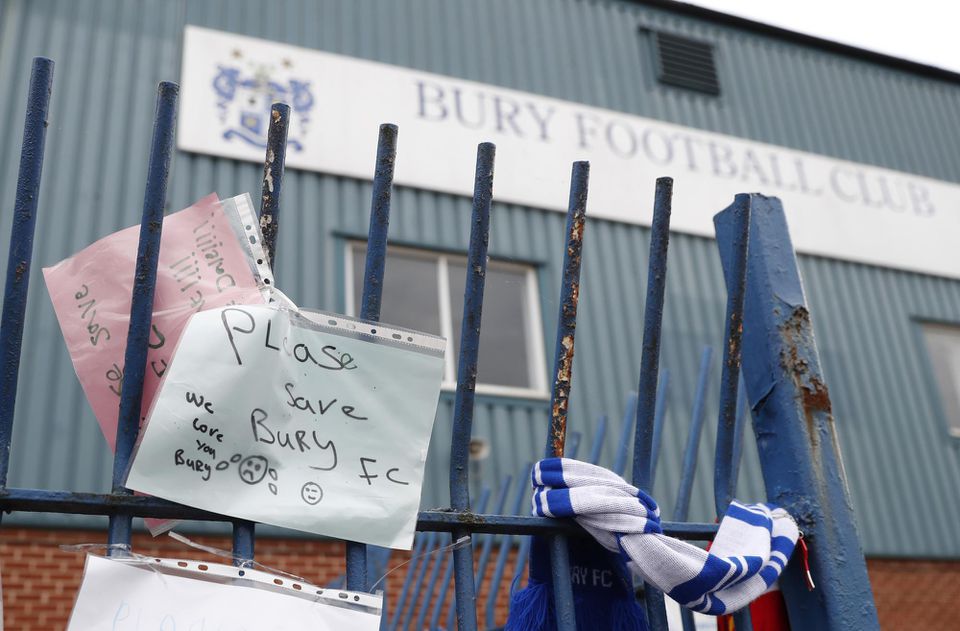 Na snímke je transparent s nápisom "Pomôžte zachrániť futbalový klub FC Bury" pred bránou štadióna Gigg Lane, jedného z najstraších anglických klubov