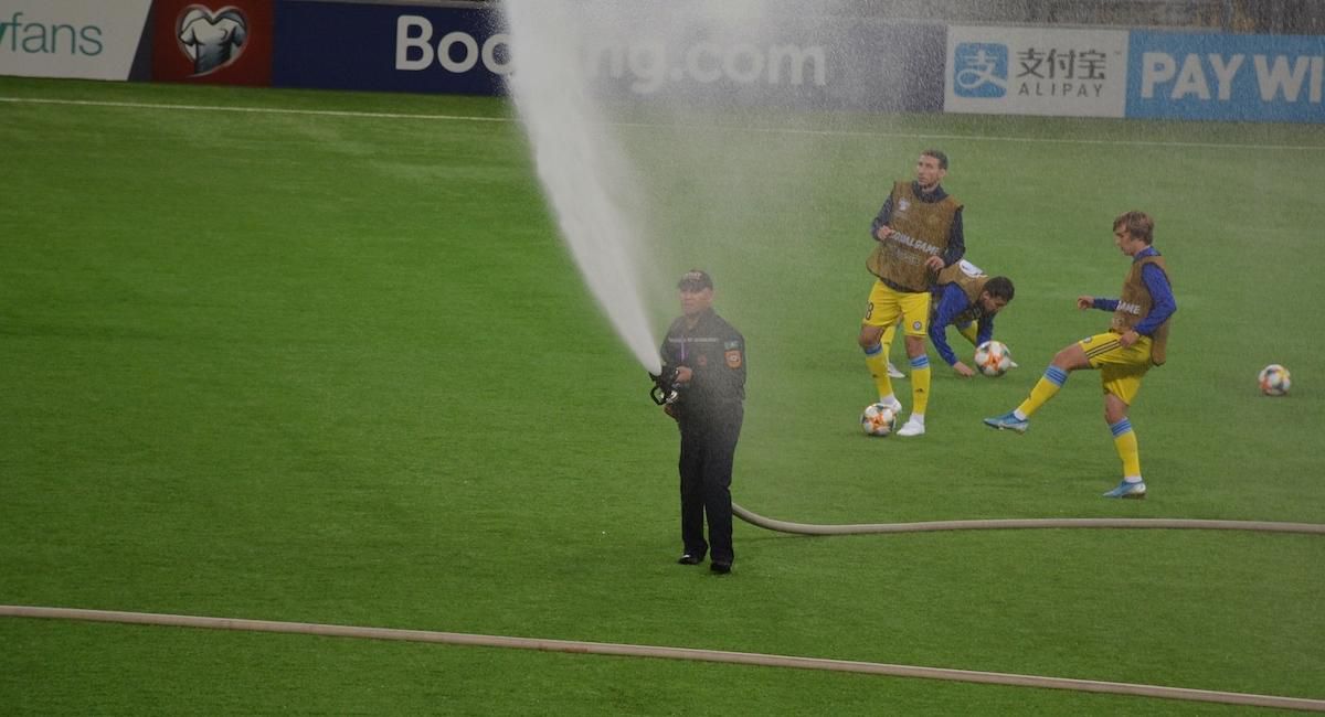 Hasiči polievajú trávnik Astana arény.