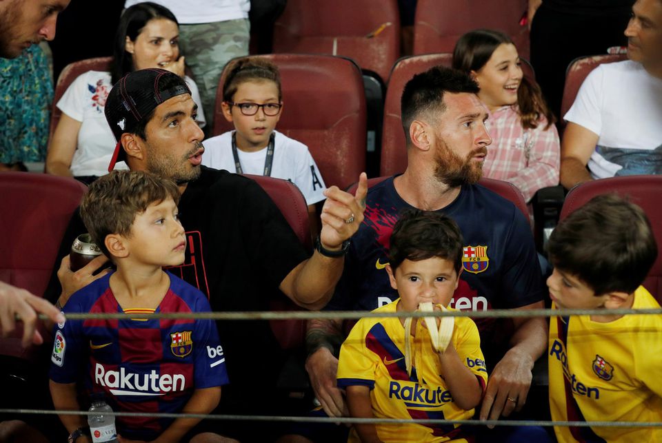 Luis Suarez a Lionel Messi s deťmi.