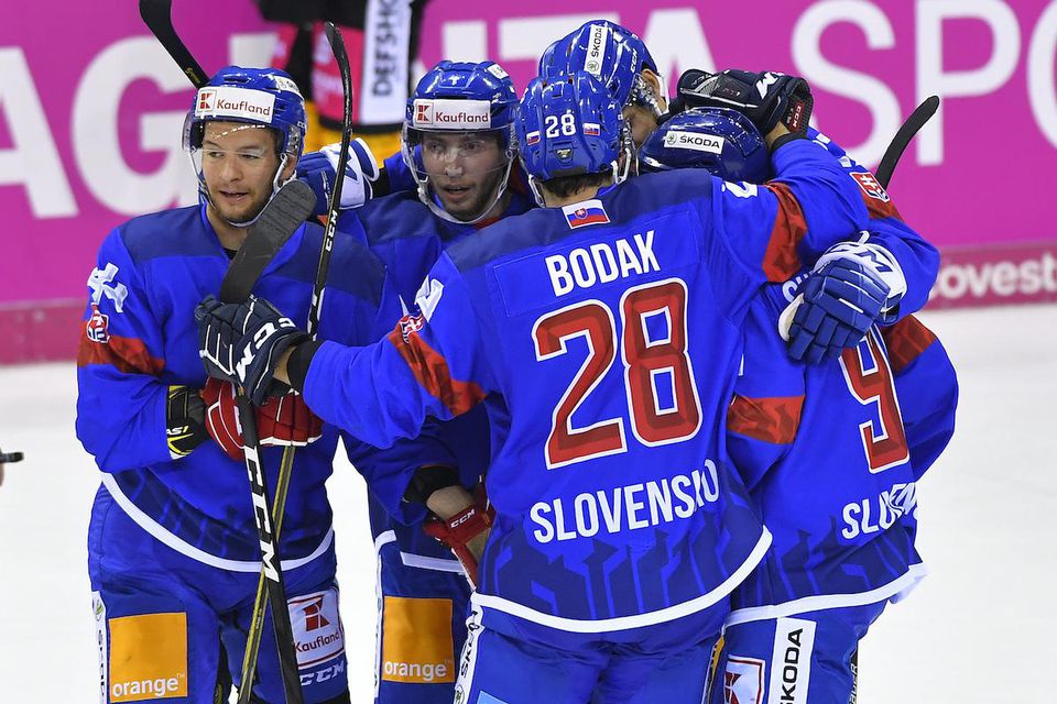 Slovenskí hokejisti sa tešia po strelení gólu.