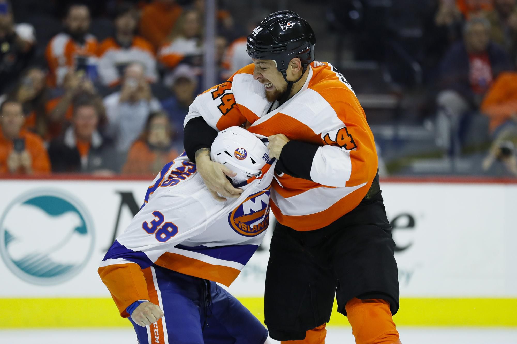 Kyle Burroughs (New York Islanders) a Chris Stewart (Philadelphia Flyers).