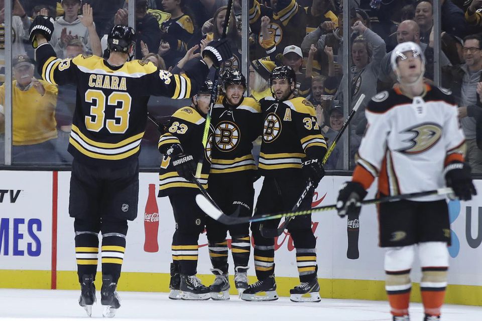 Zdeno Chára sa teší so svojimi spoluhráčmi z Bostonu Bruins.