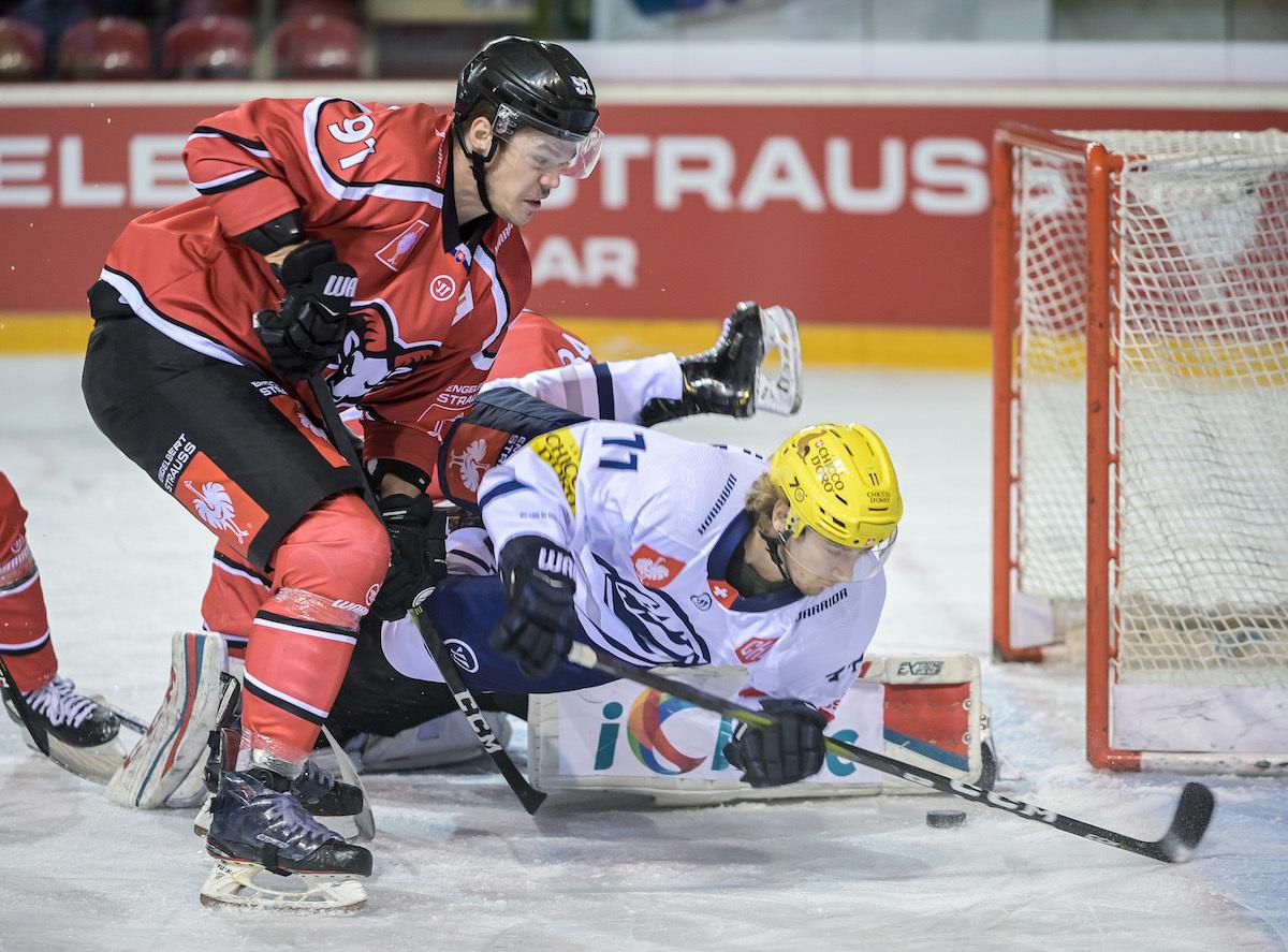 Martin Nemčík (Banská Bystrica) a Johnny Kneubuehler (Ambri-Piotta).