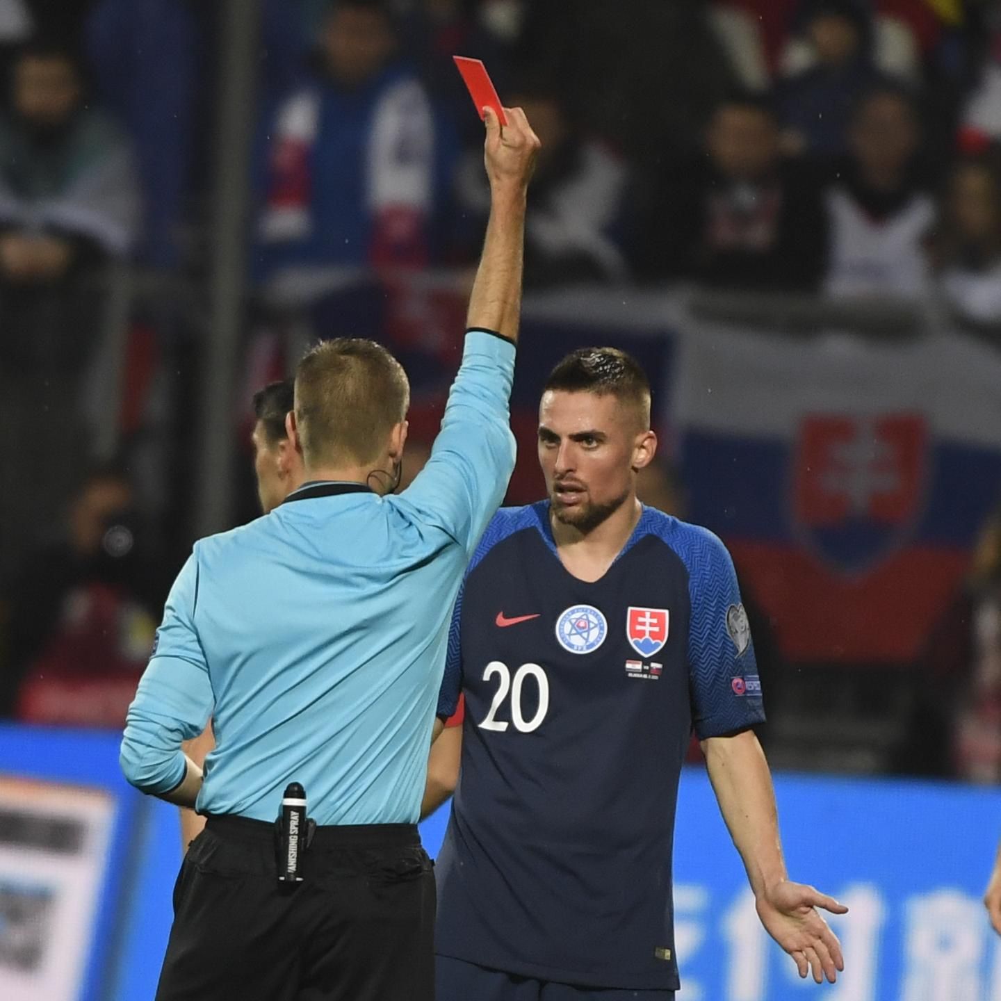 Hlavný rozhodca ukazuje červenú kartu slovenskému futbalistovi Róbertovi Makovi