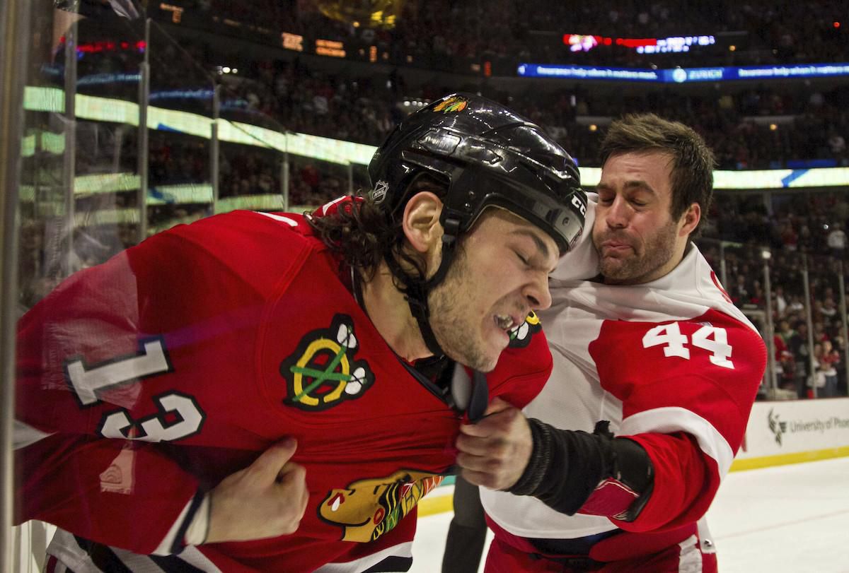 Daniel Carcillo v súboji s Toddom Bertuzzim (Detroit Red Wings).