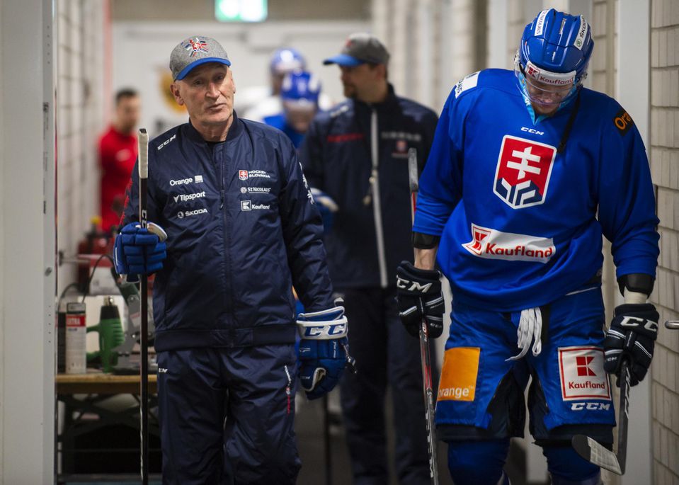 Tréner Craig Ramsay prichádza na tréning slovenskej hokejovej reprezentácie.
