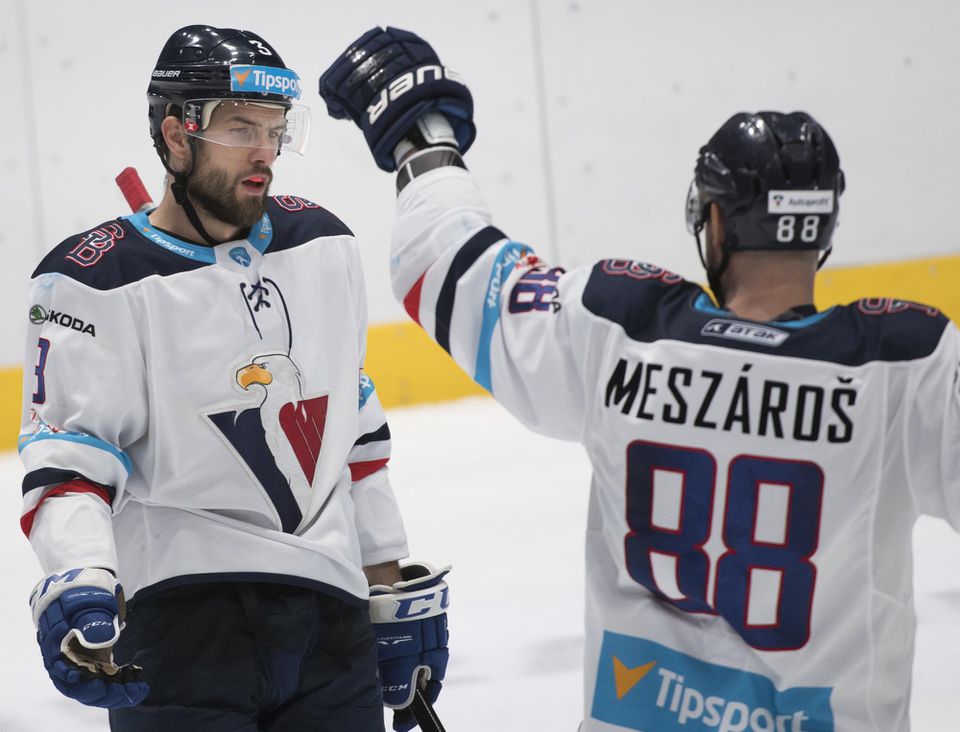 Hokejisti HC Slovan Bratislava oslavujú