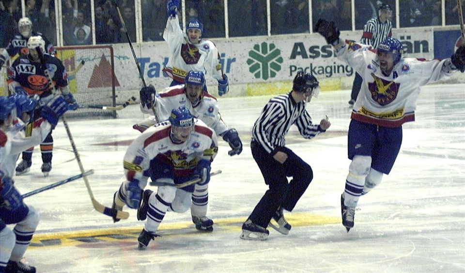 HC Slovan Harvard Bratislava sa v roku 1998 tešil z prvého titulu v ére samostatnej ligy.