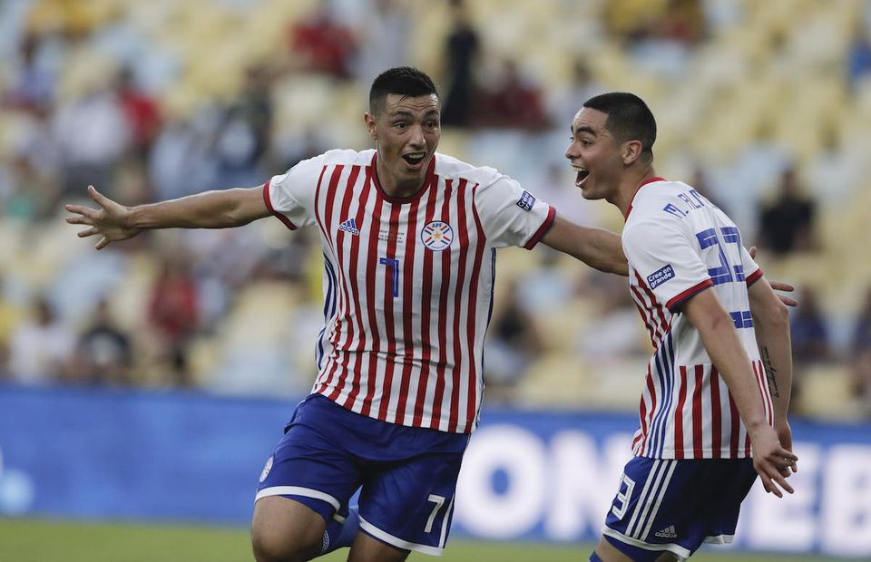 Oscar Cardozo (vľavo) z Paraguaja sa teší po góle so spoluhráčom Miguelom Almironom.