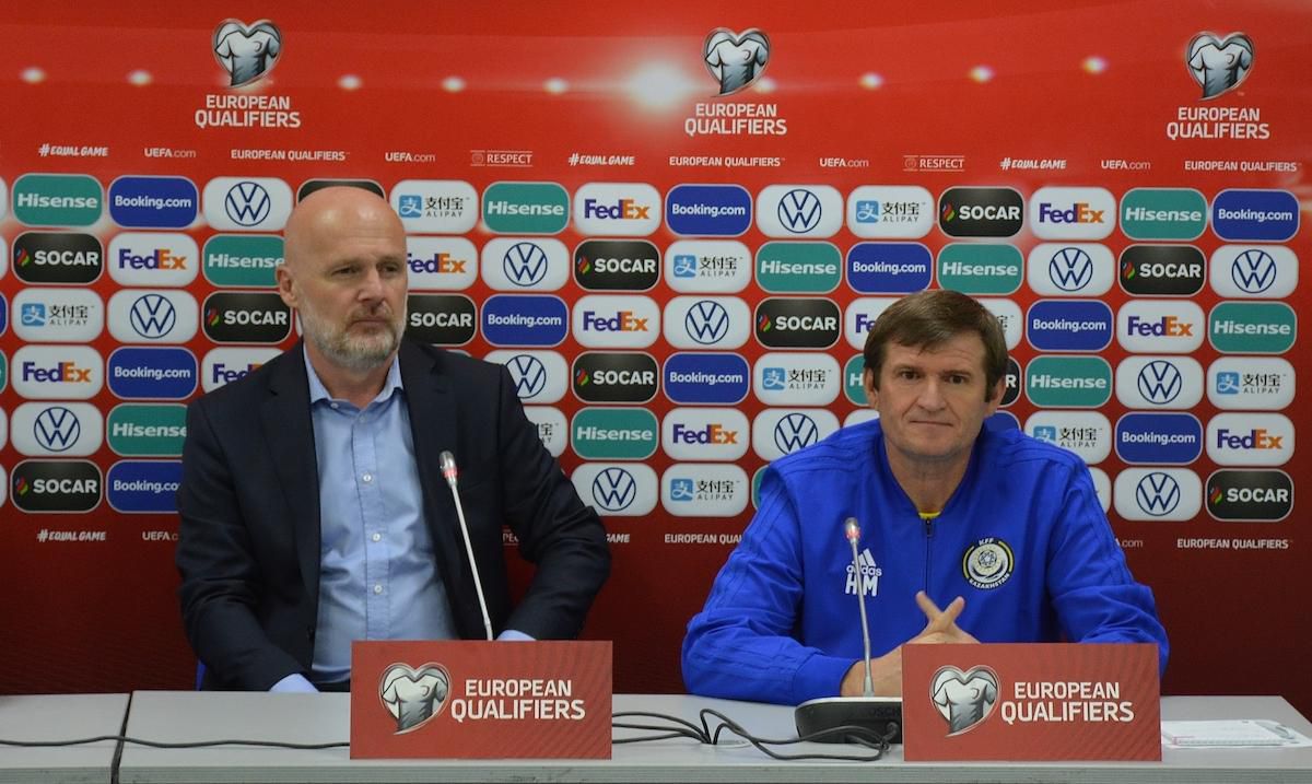 Hlavný tréner Kazachstanu Michal Bílek (vľavo) a jeho asistent Michal Hipp na tlačovej konferencii.