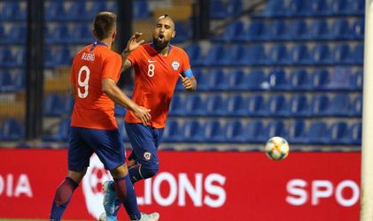 Triumf Čile v príprave zachránil Vidalov pokutový kop, víťazne aj Dánsko