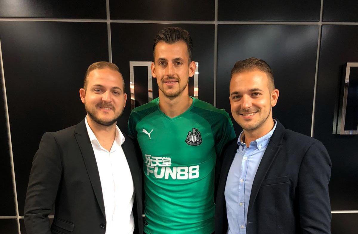 Martin Dúbravka s bratmi Zíkovcami, Filipom a Dávidom, po podpise s NUFC