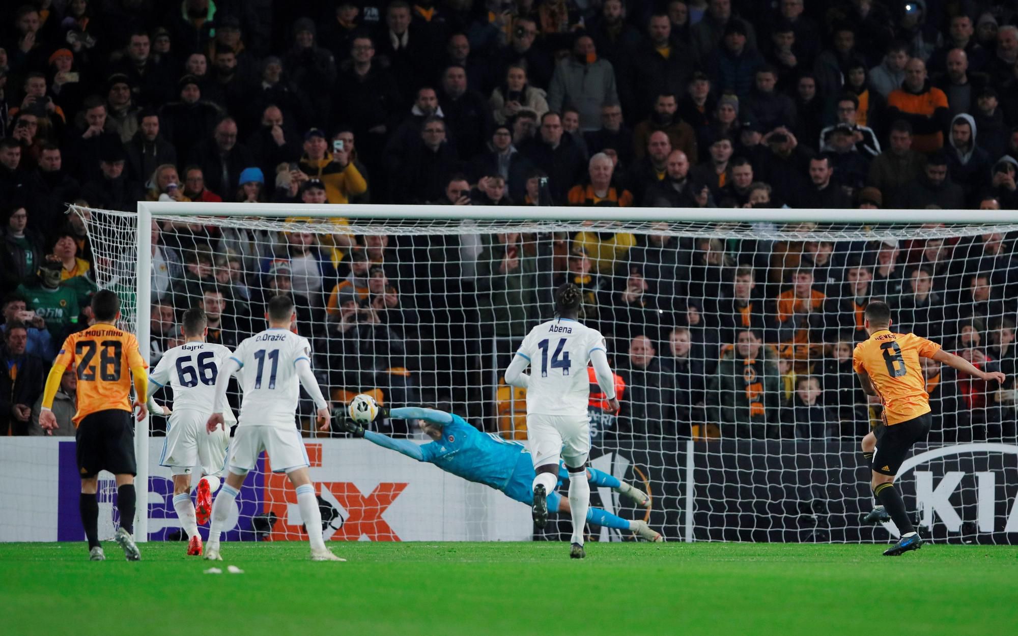 Dominik Greif chytá penaltu Rúbena Nevesa z Wolverhamptonu